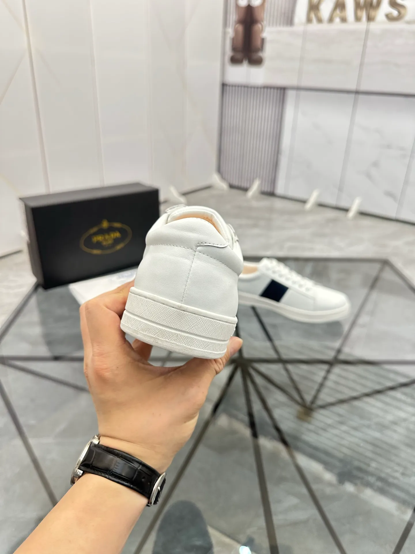 Men's shoes: 💰P400¥ Product trademark: Prada *"Prada*" low-top casual shoes Regular size: 38-44 (can be customized to 45) Product materials: imported cowhide upper, sheepskin lining, original outsole. Number: 020